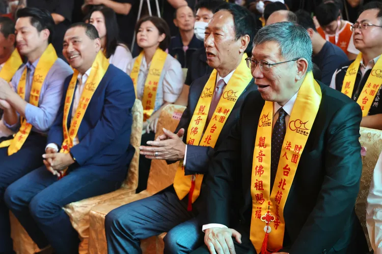 葫蘆寺董事長郭江源致詞時不慎將侯友宜講成「台北市長」，台下的柯文哲聽到露出鬼臉。林林攝