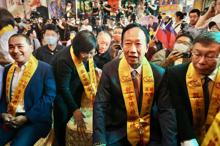 國民黨北市黨部主委黃呂錦茹，事前試圖把柯文哲位置拉回到侯友宜旁邊。林林攝