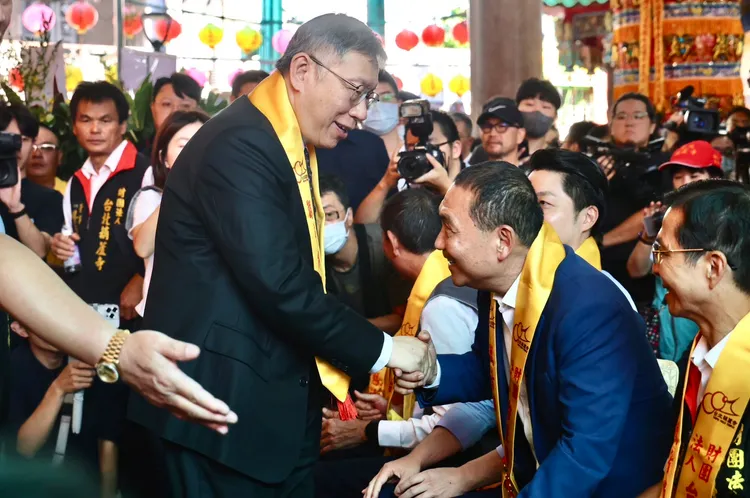 柯侯握手。林林攝