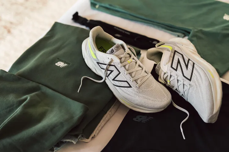 鞋面以輕量網眼材質提供更良好的透氣性。品牌提供