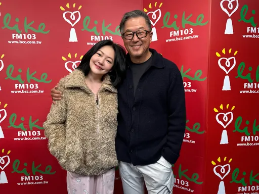 小S亲热吴慷仁被气哭　女儿猛翻白眼怒呛：妳就想搞外遇是不是