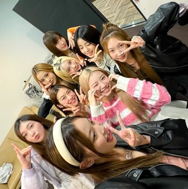 黑曜精靈與YOUNG POSSE開心自拍。星光瑞瑞提供