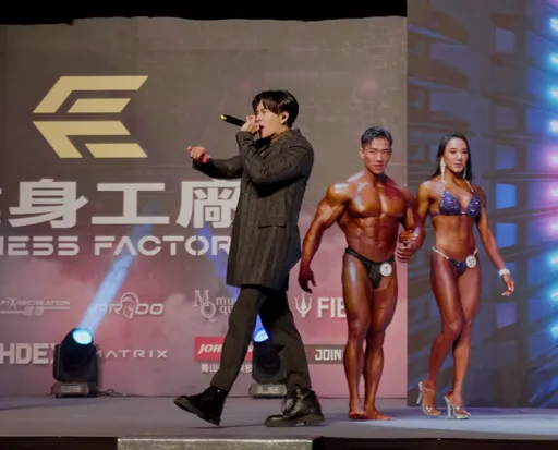 高爾宣被「清涼」健美猛男包圍 自嘆不如羞認「我超迷你」