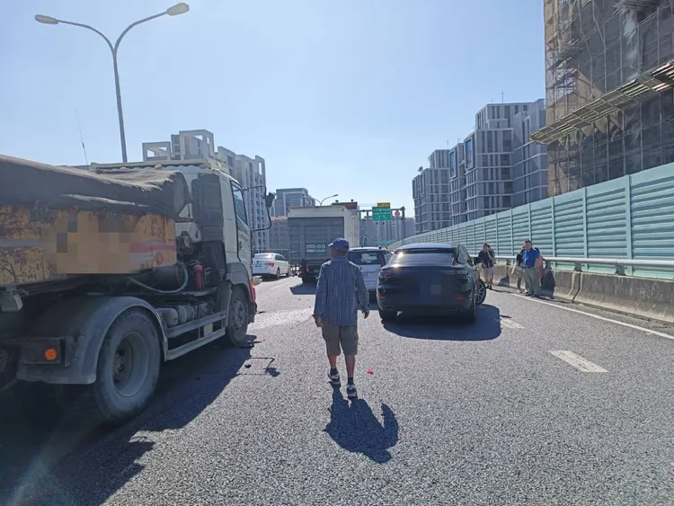 這起事故共有6輛大小車受到波及。民眾提供