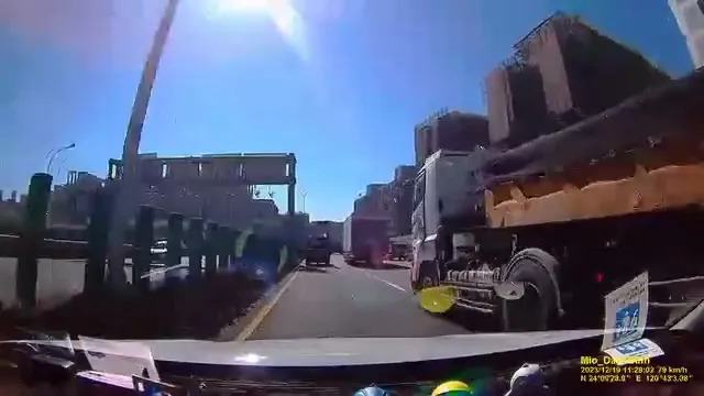 曳引車見前方大貨車放慢速度，煞車不及撞上。民眾提供