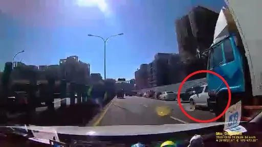 台74線小客車疑插隊下匝道 害2大車追撞!再波及4輛轎車