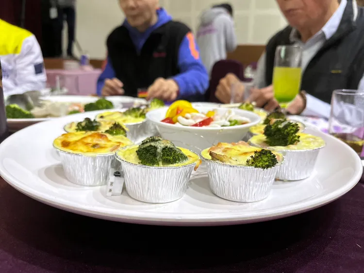 餐飲科學生復刻台菜，味道十足讓嘉賓們頻頻稱道。校方提供