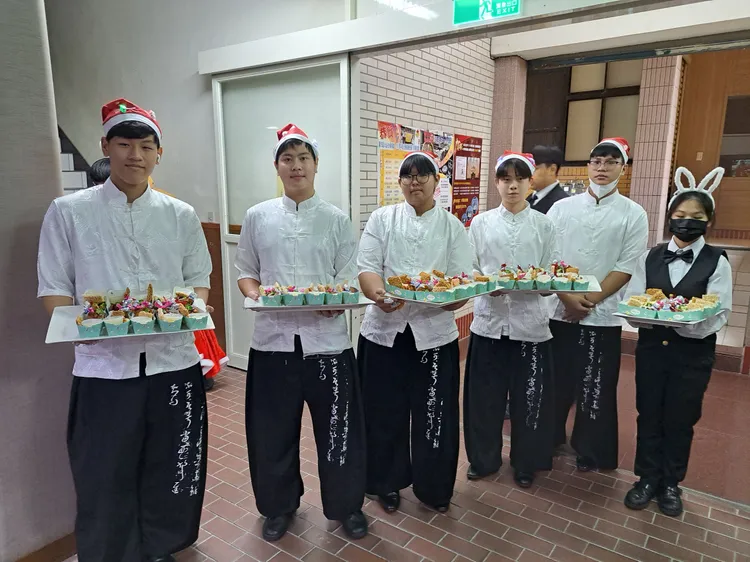餐飲科學生們精心準備道道佳餚，讓父母親們品嘗他們的手藝。校方提供