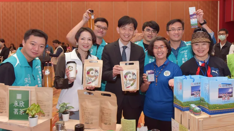 副市長葉澤山推廣在地農特產品。觀旅局提供