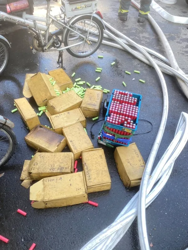 警消初步調查，疑鋰電池充電釀禍，幸無人受傷，詳細起火原因待調查釐清。圖為警消在起火地點內發現的鋰電池。 （翻攝畫面） 中央社