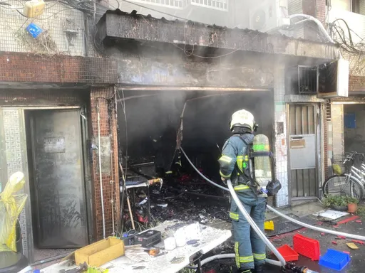 鋰電池充電爆炸!北市承德路民宅起火燒黑 消防救出5人