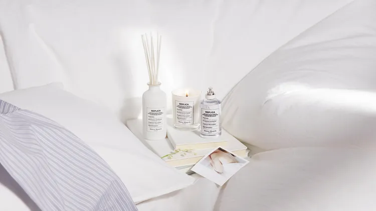 REPLICA復刻香氛系列#慵懶週末，香水10ml／1060元、30ml／2650元、100ml／5100元；香氛蠟燭165g／2800元、居家擴香185ml／4300元。品牌提供
