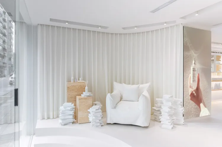 Maison Margiela Fragrances品牌專門店，以白色為基調。品牌提供