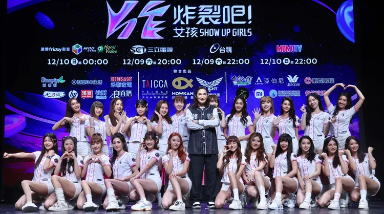 錢薇娟帶領24位女孩出席《炸裂吧！女孩》記者會。林林攝