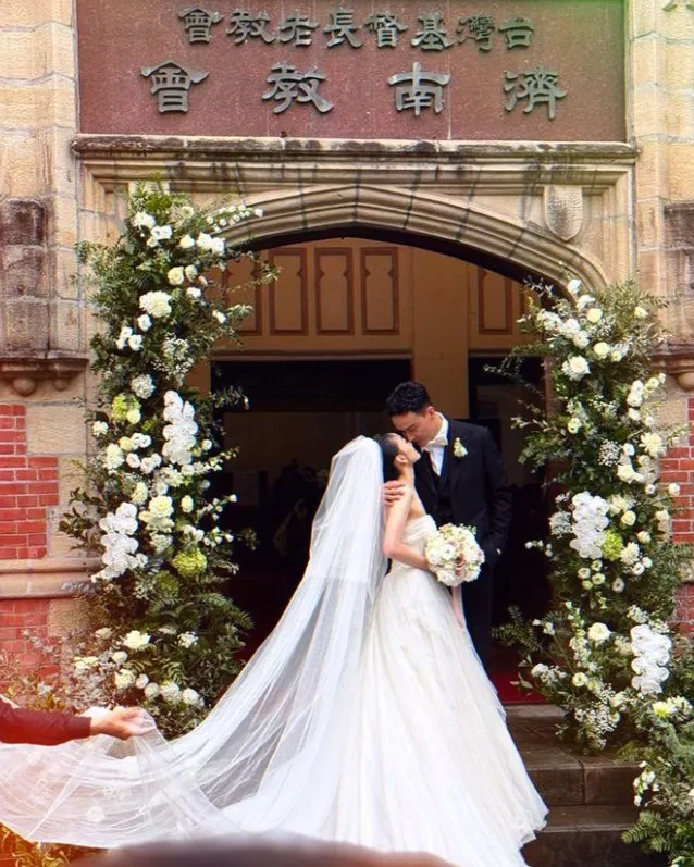 甜蜜一吻。翻攝曹晏豪IG