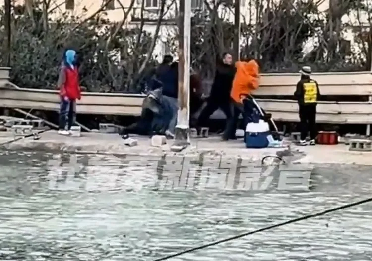 初步了解，衝突原因為昨天風大，導致釣魚線纏繞引發。翻攝「社會事新聞影音」