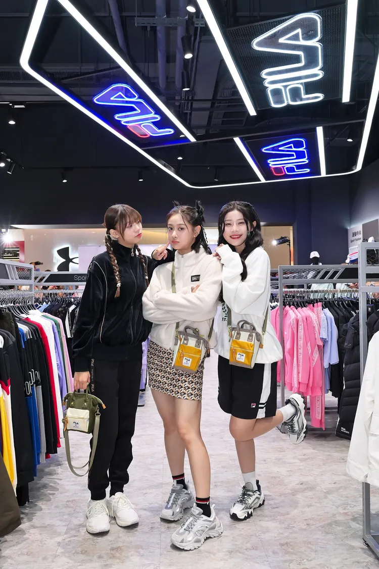 未來少女的幻藍小熊女團也背起FILA X anello聯名包款。品牌提供