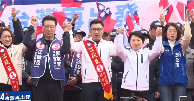 趙少康（左二）今日幫國民黨立委參選人江啟臣站台，致詞時卻高喊「江啟臣是恐怖份子！」全場都同志都尷尬。翻攝自江啟臣臉書