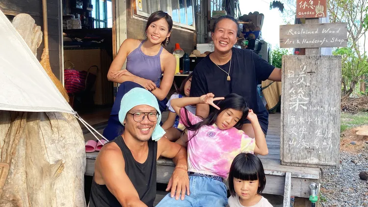 吳汶芳（上排左一）到台東都蘭拜訪住在8坪迷你屋的一家五口。公視提供