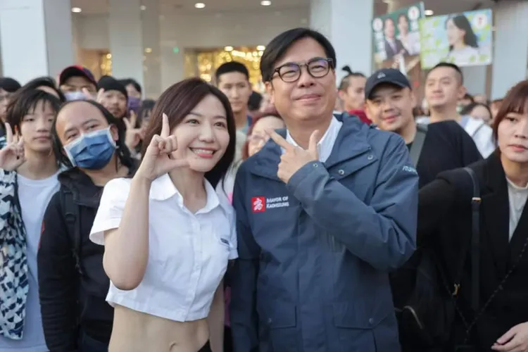 吳沛憶邀請靈魂歌手陳其邁一同高歌。吳沛憶辦公室提供