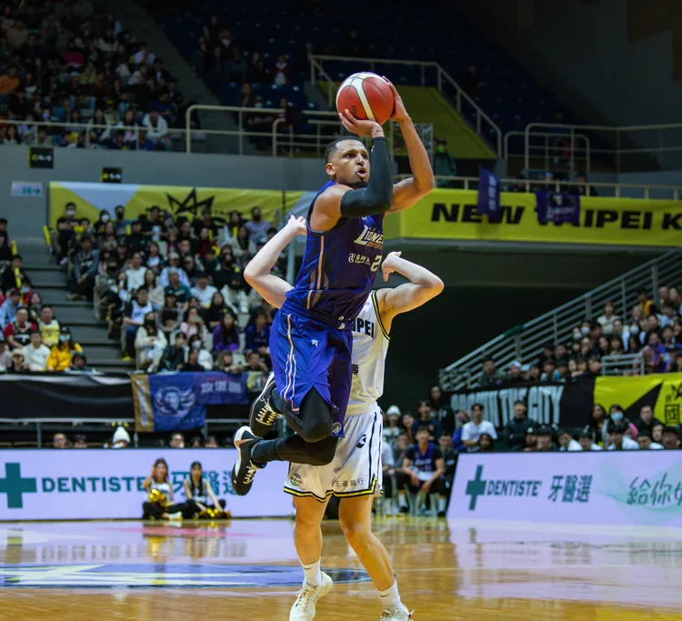 艾夫伯(前)。PLG