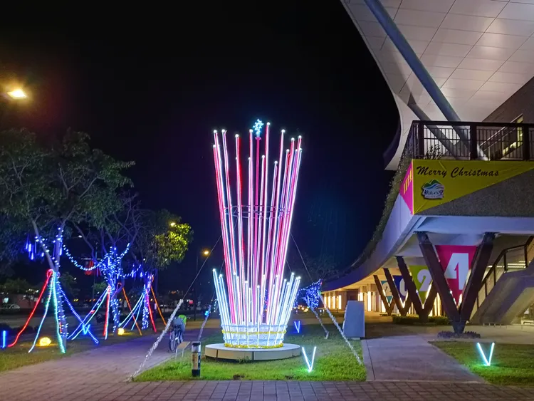 八里行政中心戶外主燈顛覆傳統印象，以爆發的煙火造型為設計。公所提供