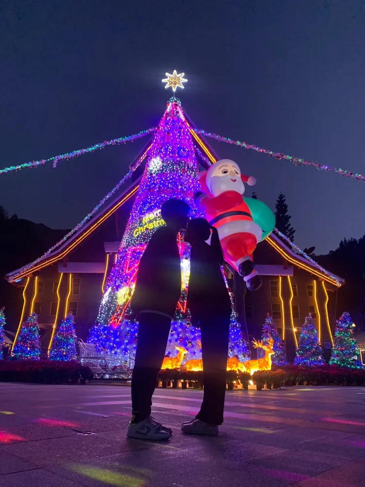 聖誕歡樂月期間每逢週六日延長營業至19:00，加碼演出聖誕音樂燈光秀。業者提供