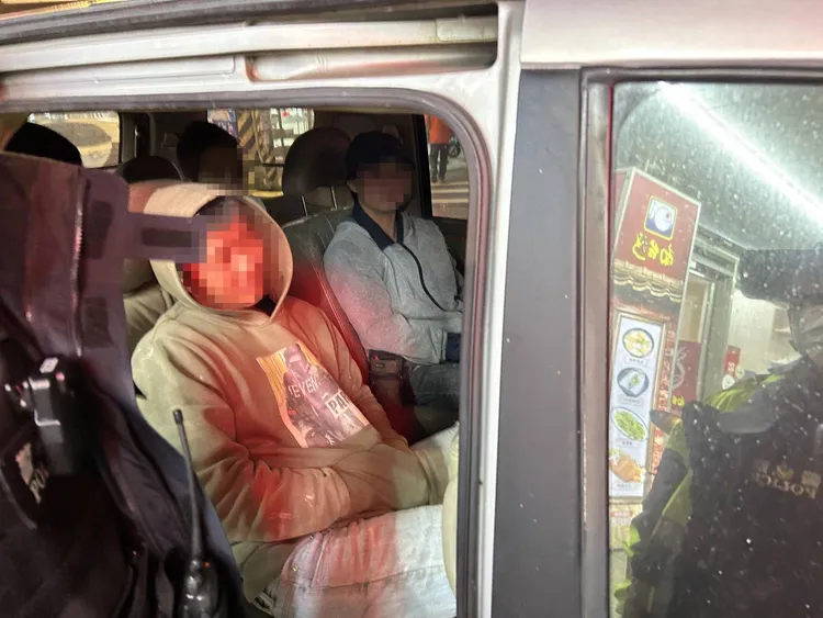 4移工操外語，面對警員盤查支吾其詞。大園警分局提供