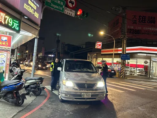 廂型車違停轉角紅線 警盤查揪出4名失聯移工