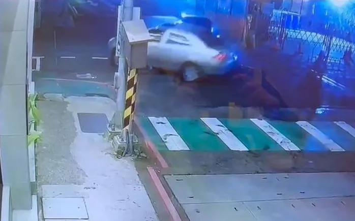 直行車剎車不及攔腰撞上。桃園警分局提供