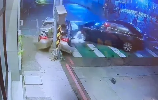 小客車違規左轉！直行車剎不及攔腰撞　2駕駛人受傷送醫