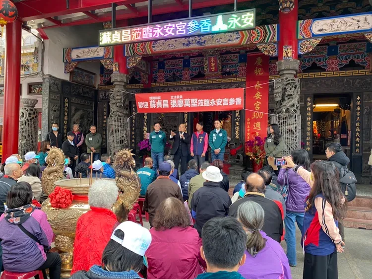 蘇貞昌與到西屯永安宮參拜，拜託民眾支持張廖萬堅連任。張廖萬堅競總提供