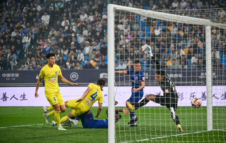 10月底天津津門虎對戰上海申花。新華社