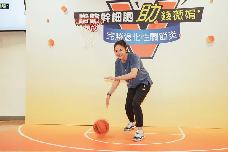 錢薇娟治療後膝功能改善、疼痛指數大幅下降，輕鬆運球。新光醫院提供