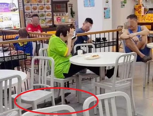 穿美美喝咖啡聊是非 牠讓大媽嬌羞掩面、大叔X腿護陽