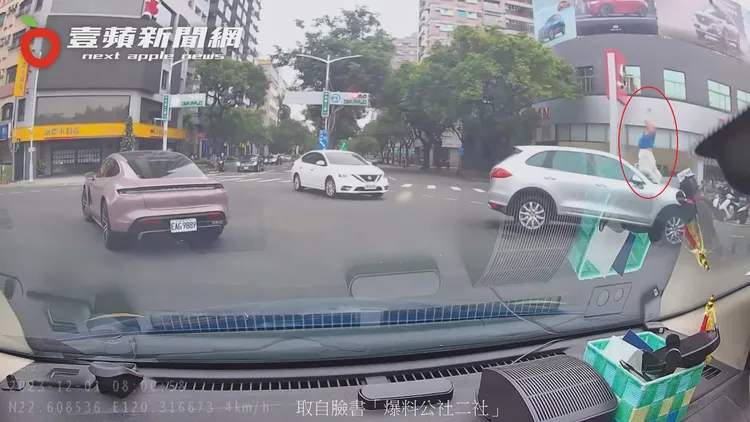 機車騎士(紅圈處)撞上保時捷休旅車後，整個人翻跟斗倒栽蔥。翻攝自臉書「爆料公社二社」