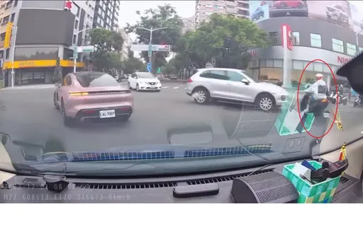 機車逆撞保時捷！17歲無照騎士翻跟斗鞋噴飛　骨折罰上萬下場超慘
