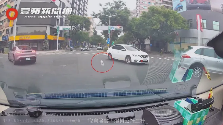 騎士穿著的鞋子高高噴飛後，摔落路口中央，成網友另類關注焦點。翻攝自臉書「爆料公社二社」