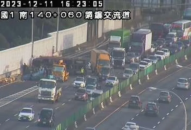 事故造成後方回堵2公里。翻攝畫面