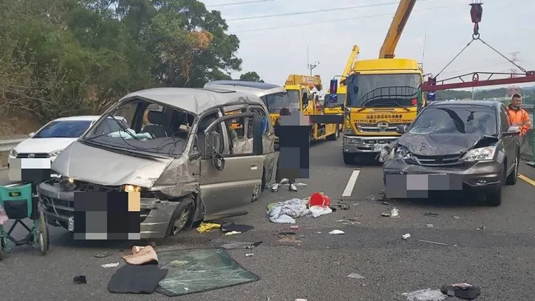 施作電纜線掉落國道造成重大車禍，釀1死3傷。翻攝畫面