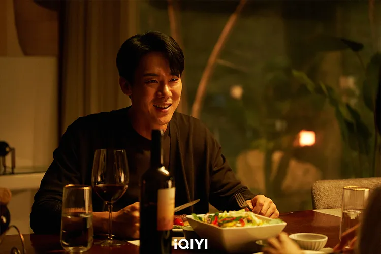 柳演錫在第2部出現大反轉，真實身分曝光。愛奇藝國際站提供