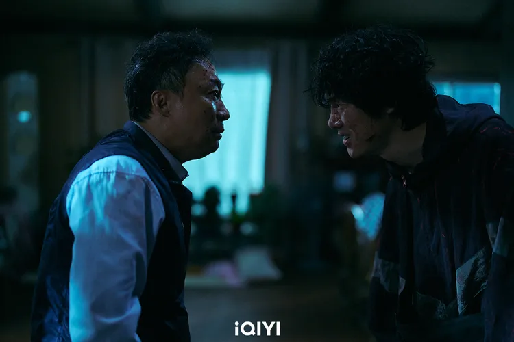 柳演錫（右）劇中藉故接近李星民，搭上他的車，向他炫耀自己的殺人事蹟。愛奇藝國際站提供