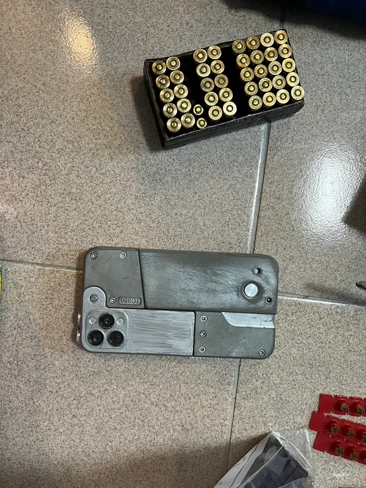 手槍折起狀似手機，相當罕見。警方提供