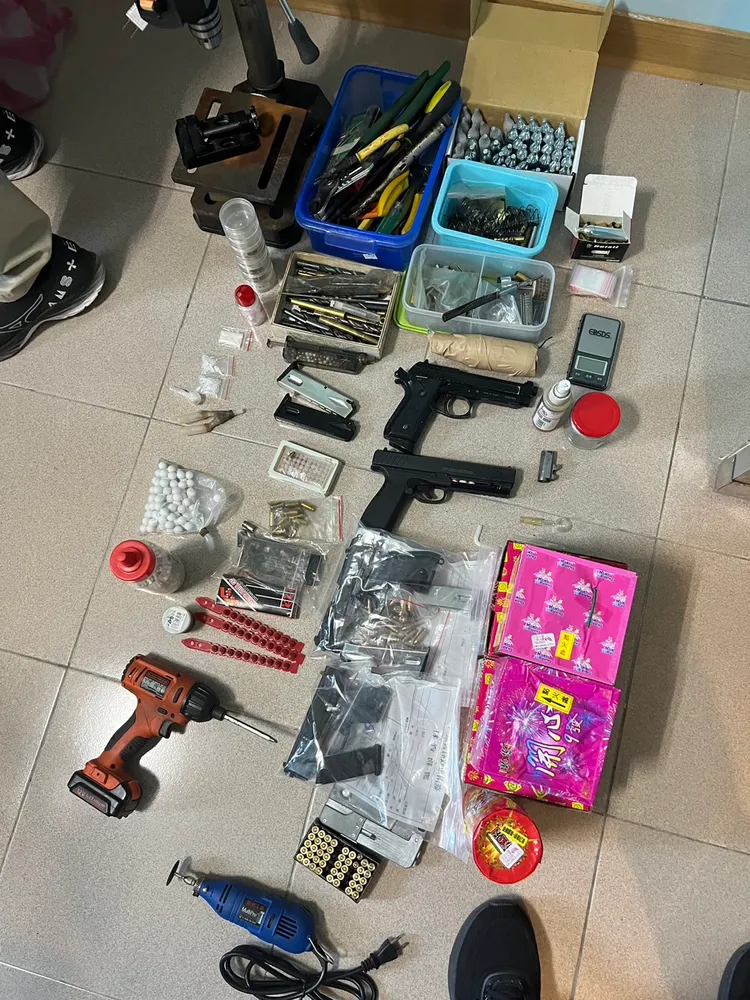 官嫌租學生套房當兵工廠。警方提供