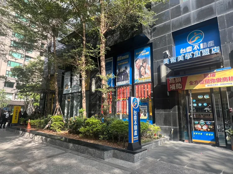 永慶房產集團4個品牌在美術館達19家。葉家銘攝