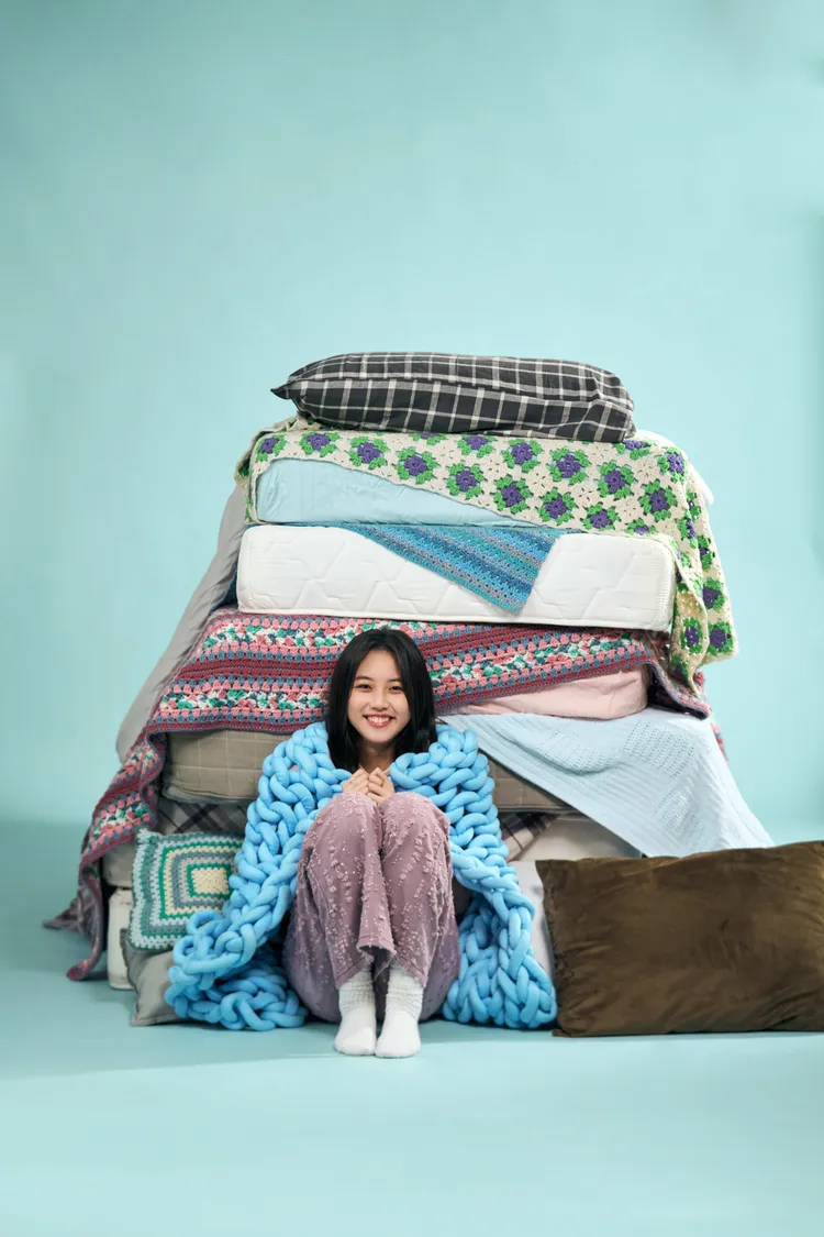 MV從杯緹的房間出發，一切都圍繞在「床邊」。時大音樂提供