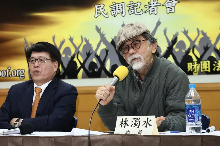 民意基金會董事長游盈隆(左)及前立委林濁水(右)出席記者會。彭欣偉攝