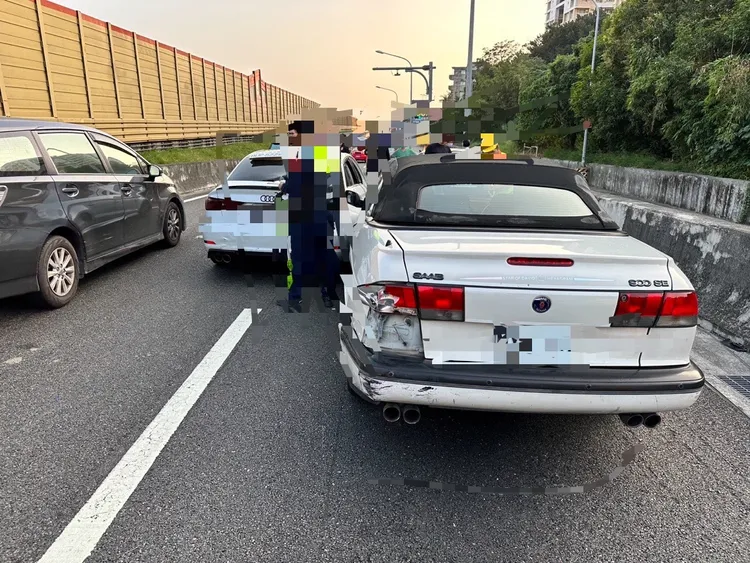 無辜車輛遭波及。讀者提供