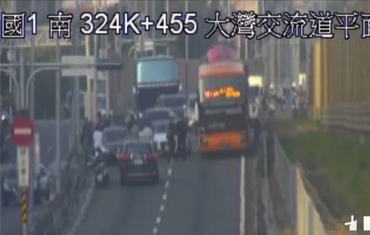 交通大打結。讀者提供