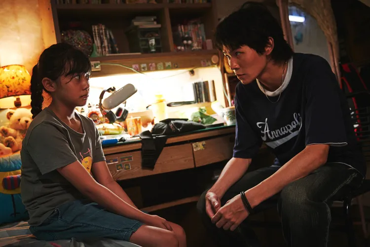 黃聖球（右）和飾演妹妹的陳昭妃（左）去逛街、買東西融入角色。好勁影業有限公司提供